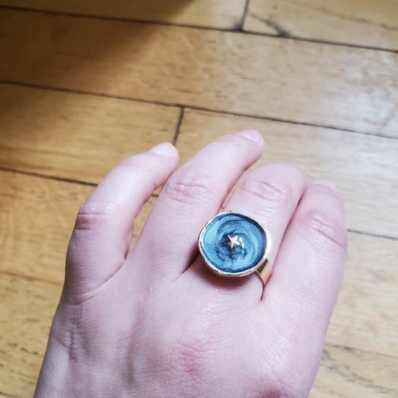 NWOT Gold Dark Grey Star Ring - Picture 9 of 13